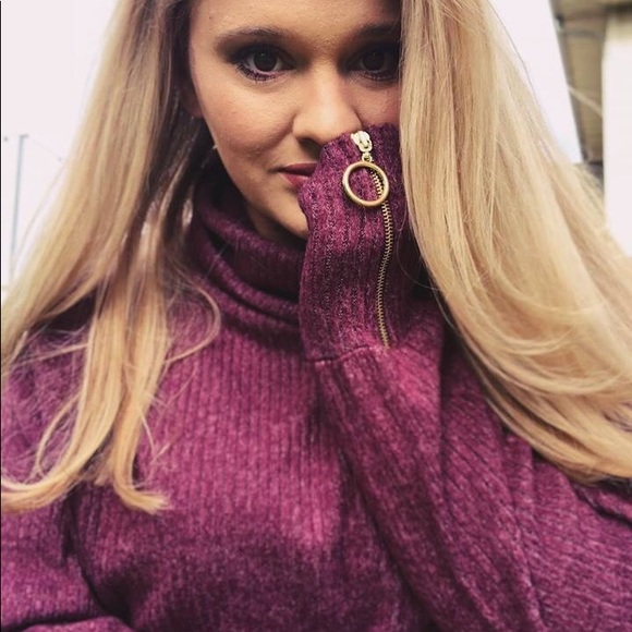 Long sleeve sweater dress with gold zipper sleeve - Picture 2 of 3